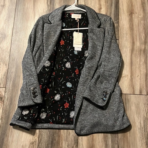 NWT Women’s blazer (L) FLOWER DETAILS - Picture 2 of 5